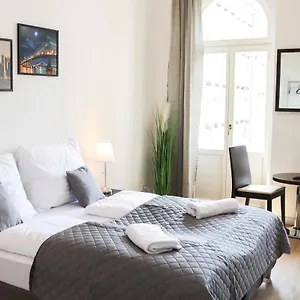 rose-suites-and-rooms.praguehotelsweb.com/